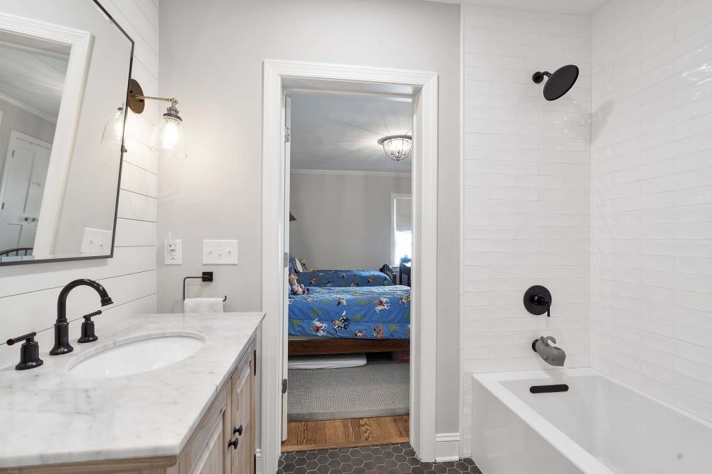 225 Midvale Drive NE