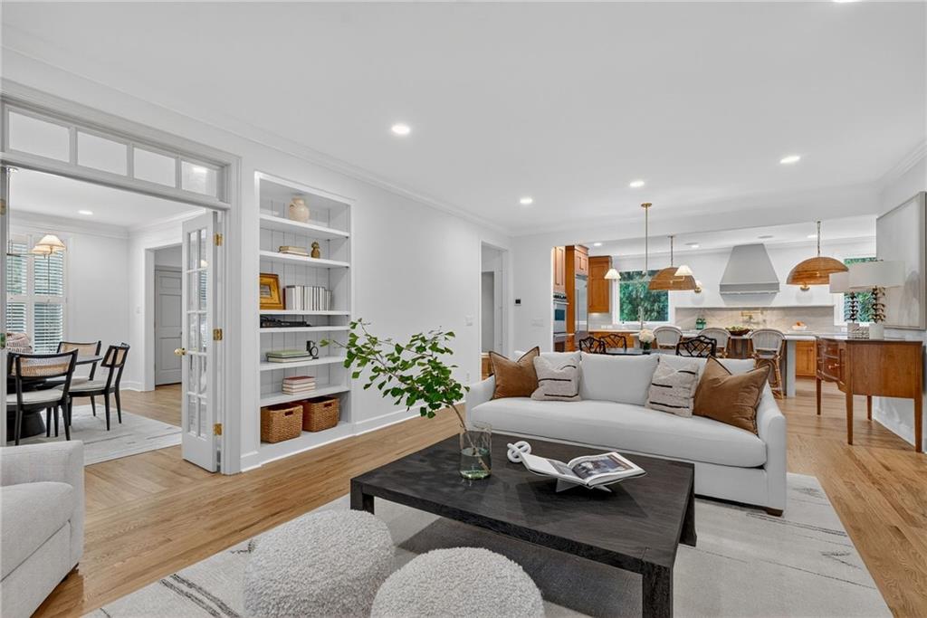 696 Greystone Park NE