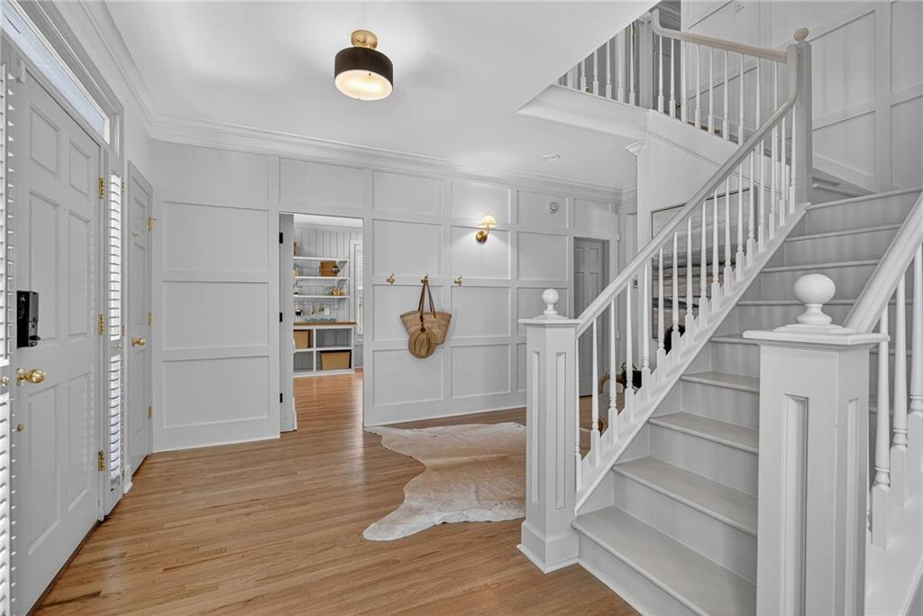 696 Greystone Park NE