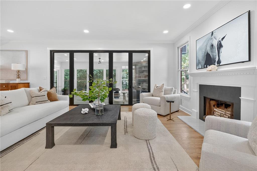 696 Greystone Park NE