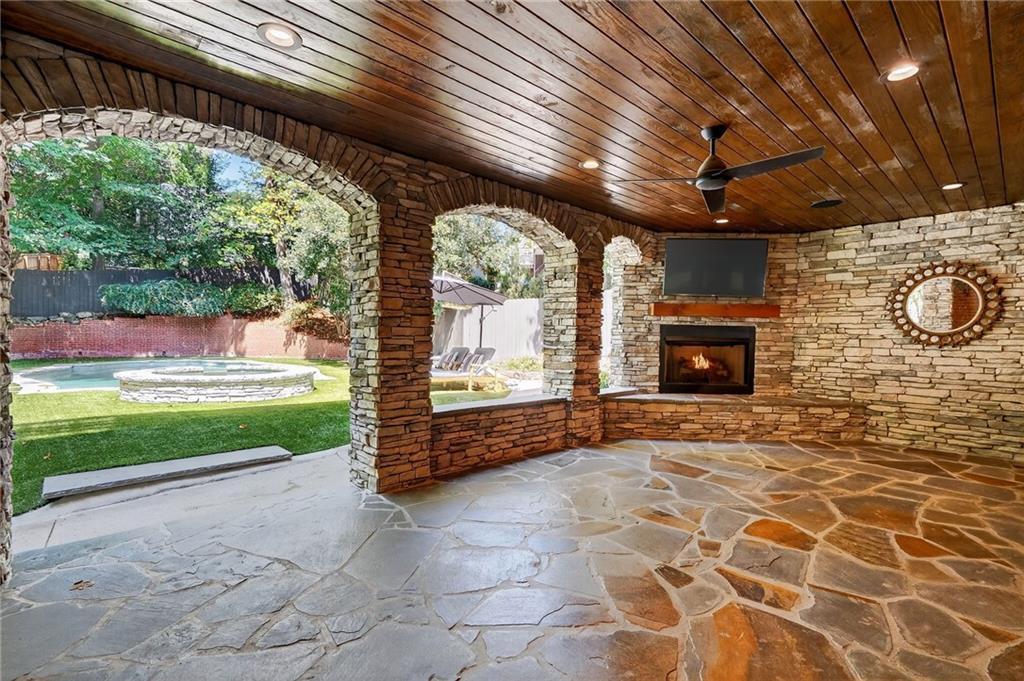 696 Greystone Park NE