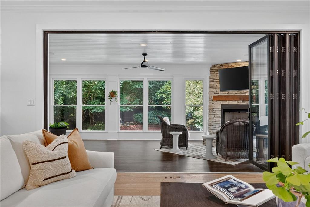 696 Greystone Park NE