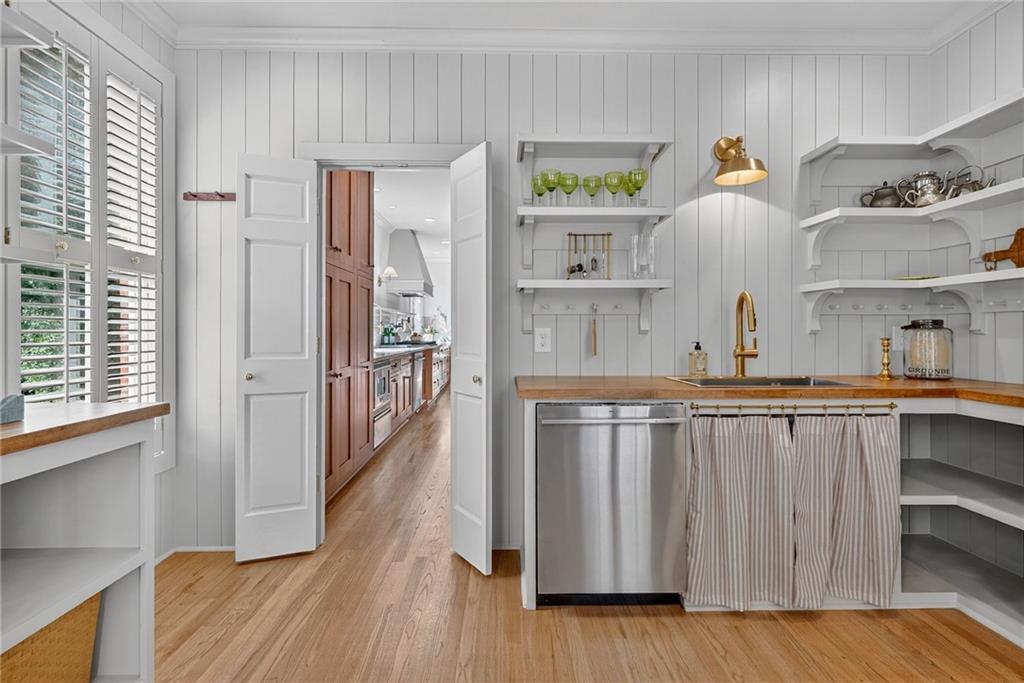 696 Greystone Park NE