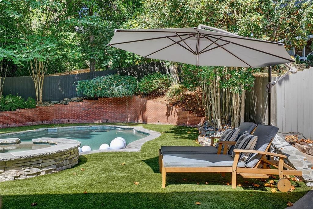 696 Greystone Park NE