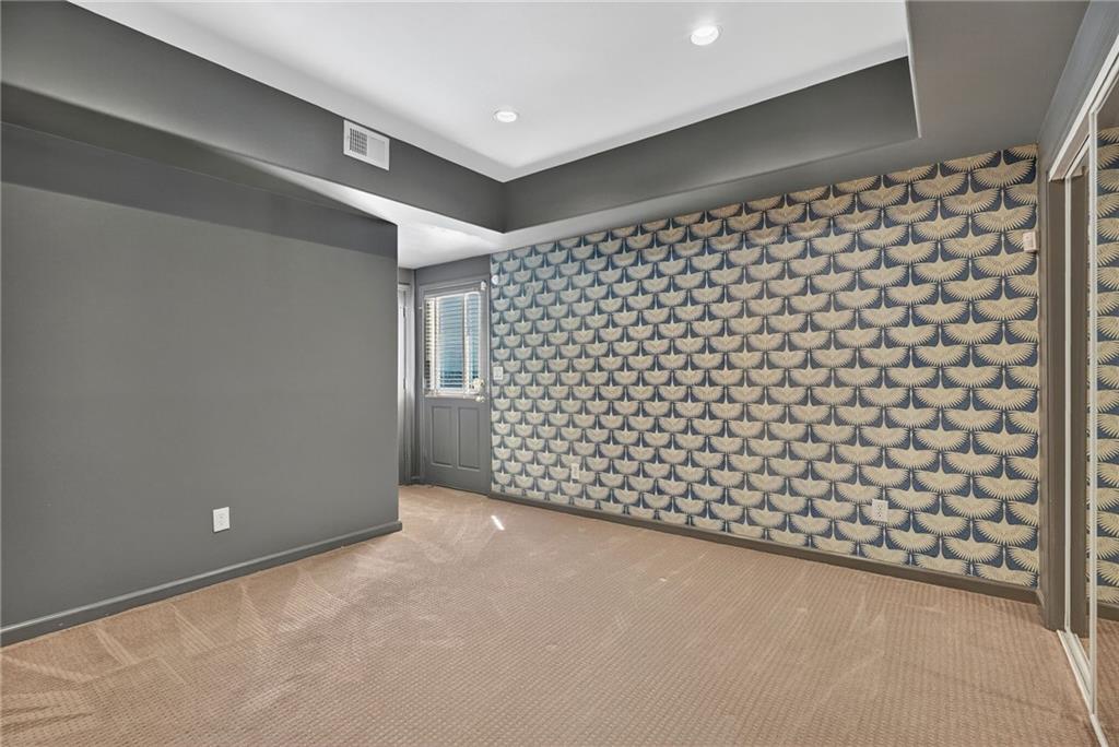 696 Greystone Park NE