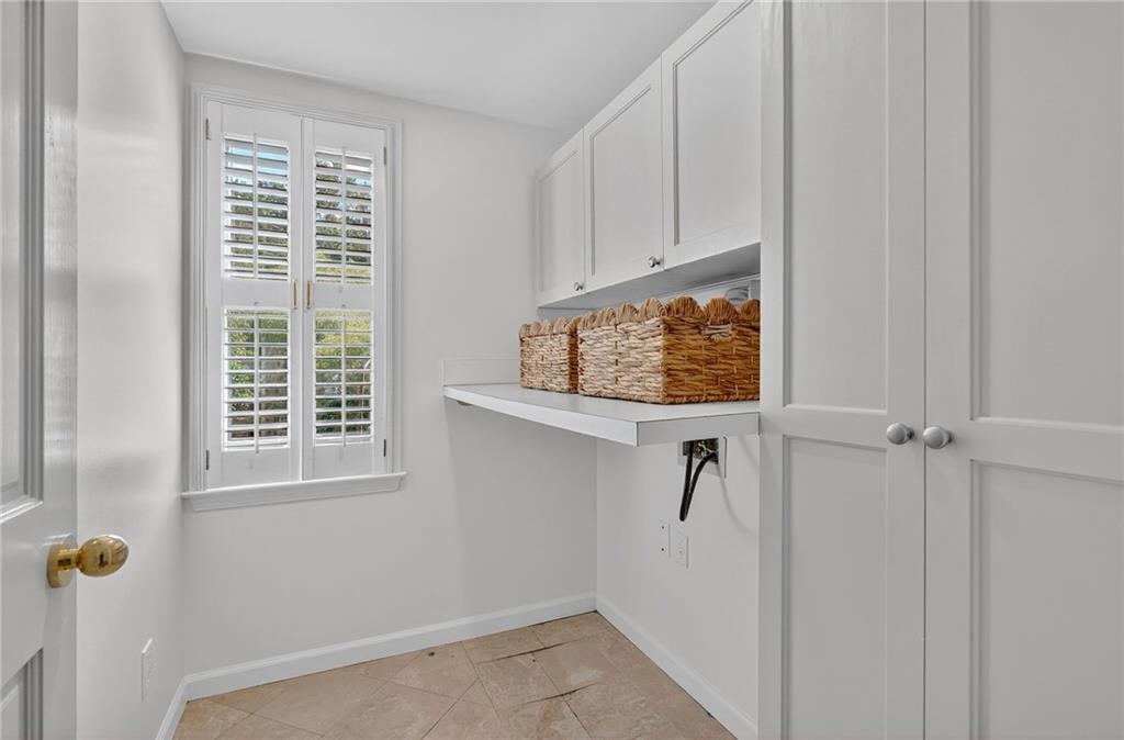 696 Greystone Park NE