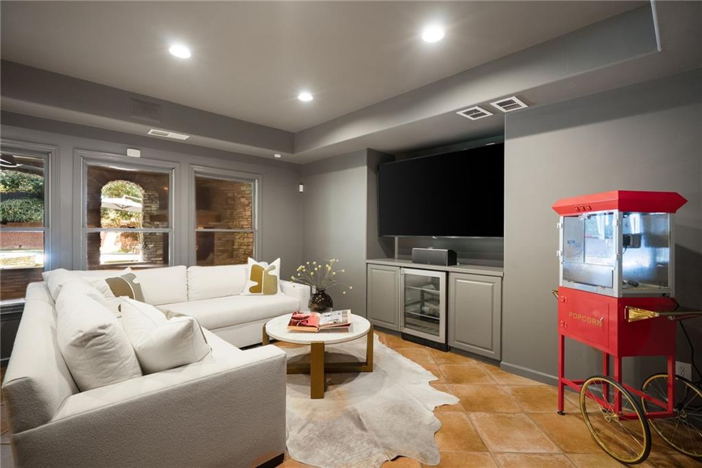 696 Greystone Park NE