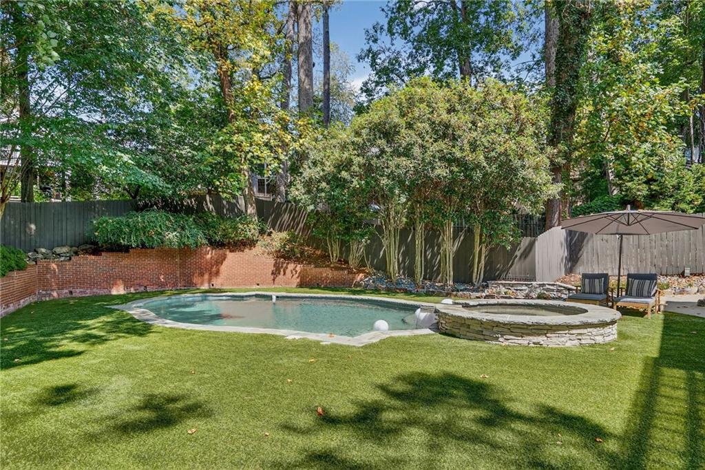 696 Greystone Park NE