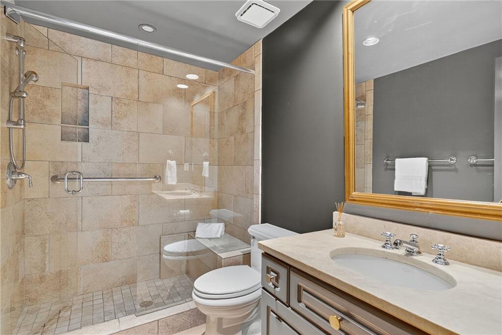 696 Greystone Park NE