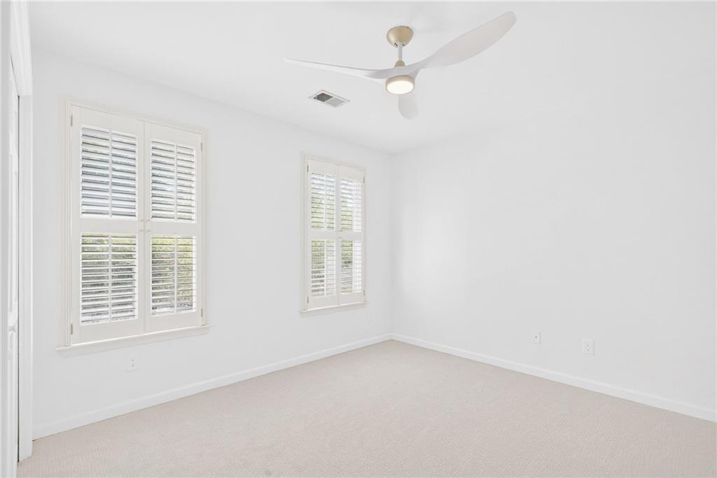 696 Greystone Park NE