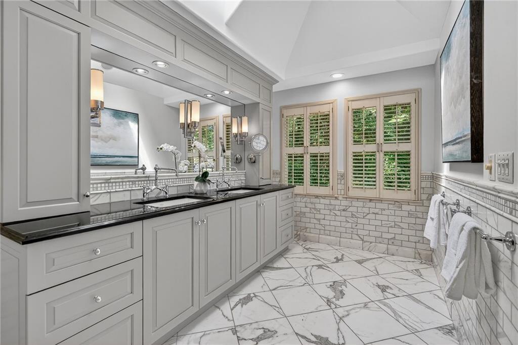 696 Greystone Park NE