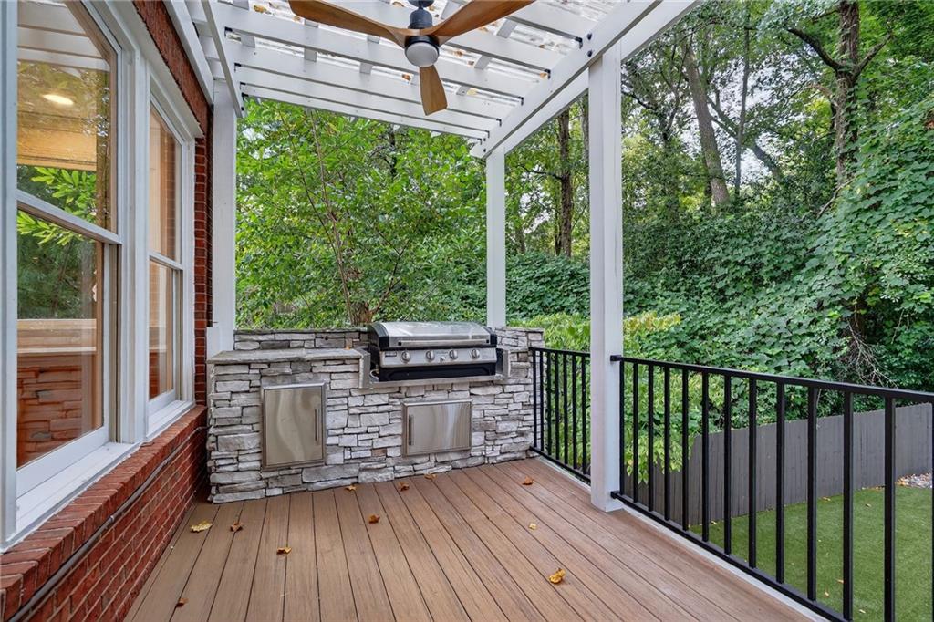 696 Greystone Park NE