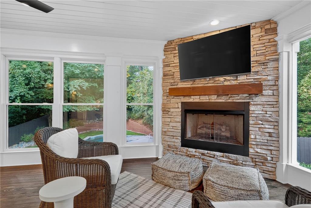 696 Greystone Park NE