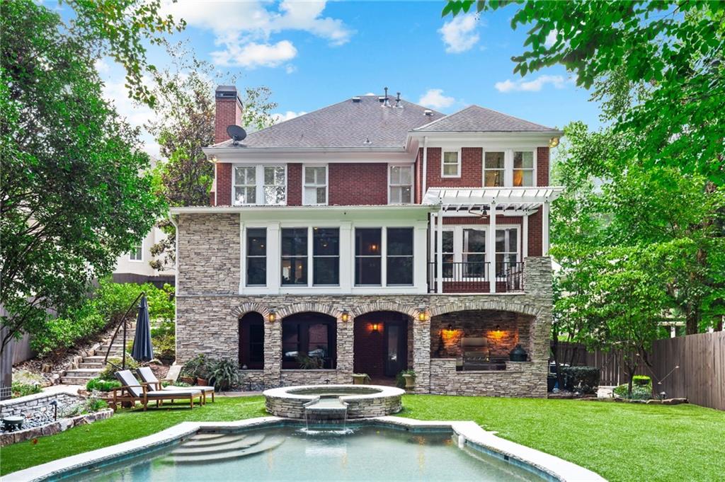 696 Greystone Park NE