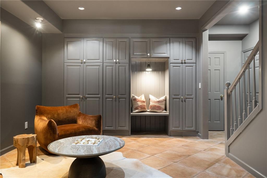 696 Greystone Park NE