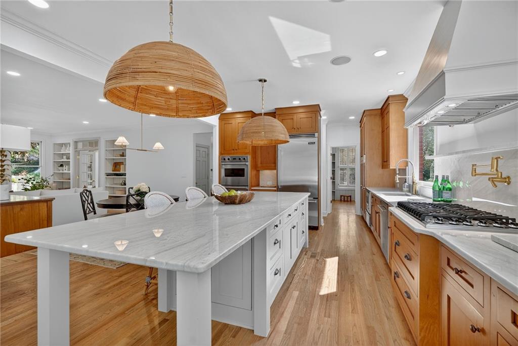 696 Greystone Park NE