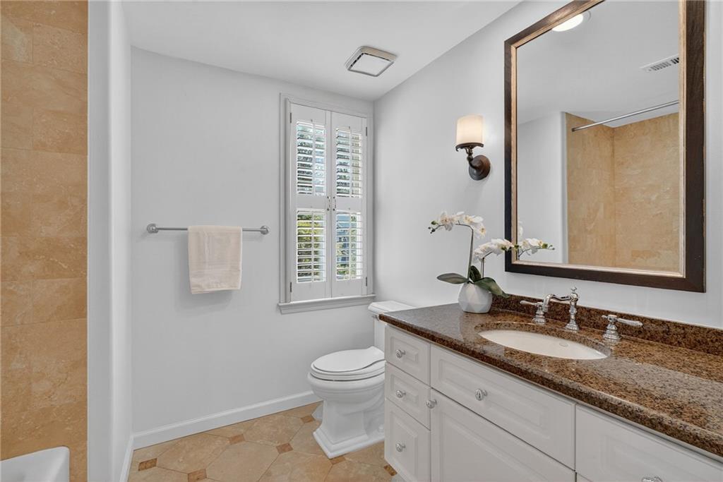 696 Greystone Park NE