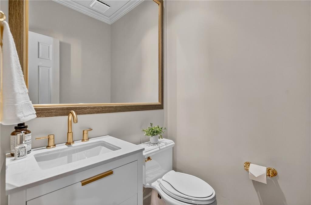 696 Greystone Park NE