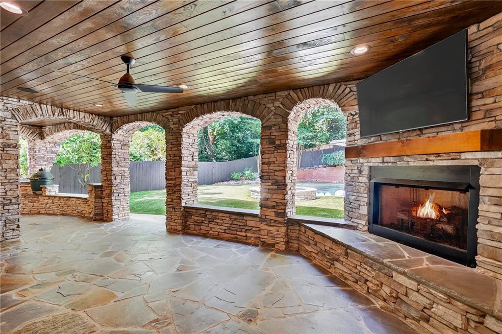 696 Greystone Park NE