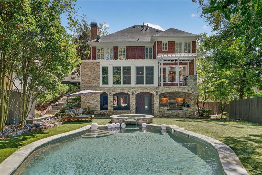 696 Greystone Park NE