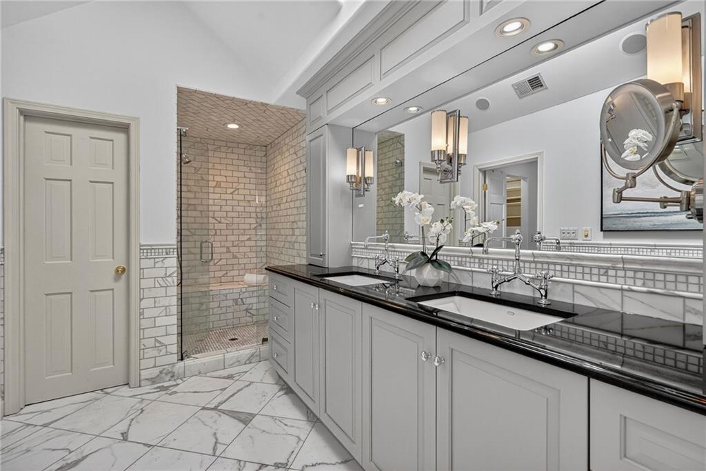 696 Greystone Park NE