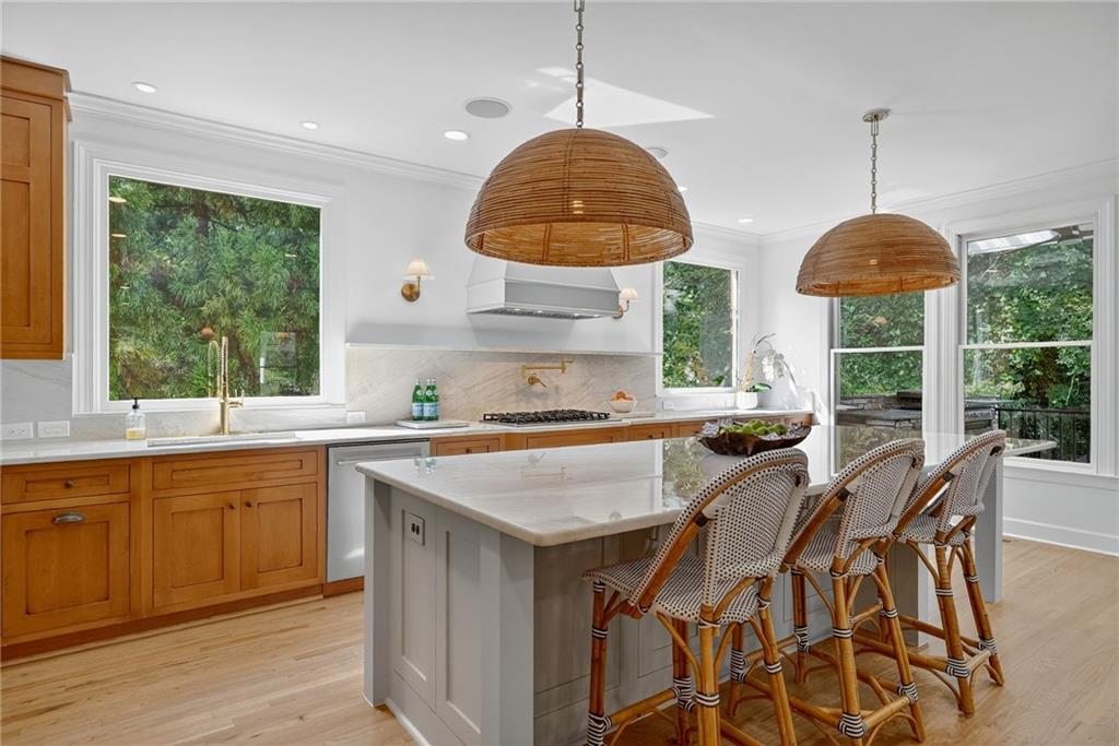 696 Greystone Park NE