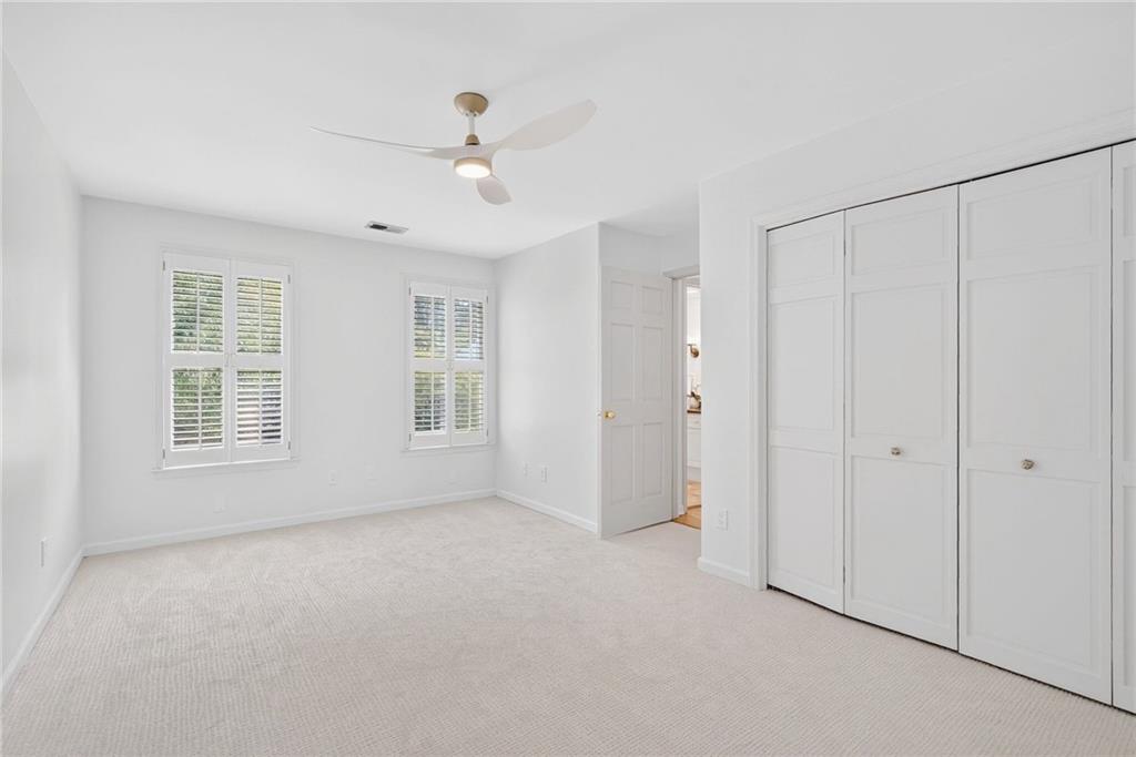 696 Greystone Park NE