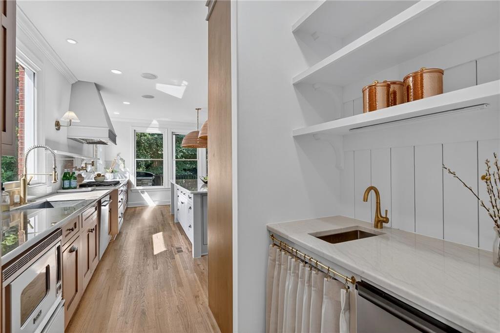 696 Greystone Park NE