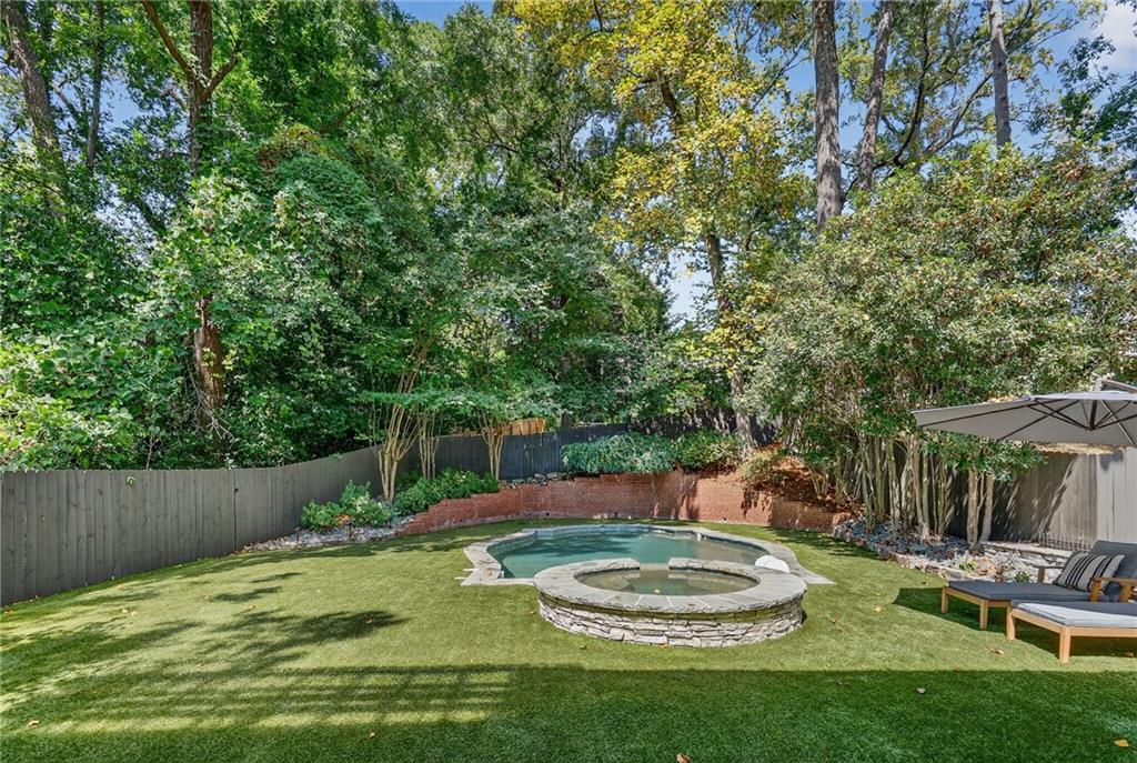 696 Greystone Park NE