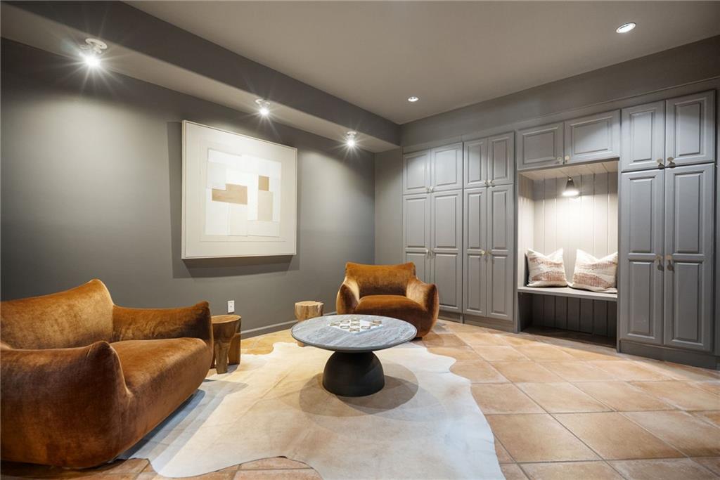 696 Greystone Park NE