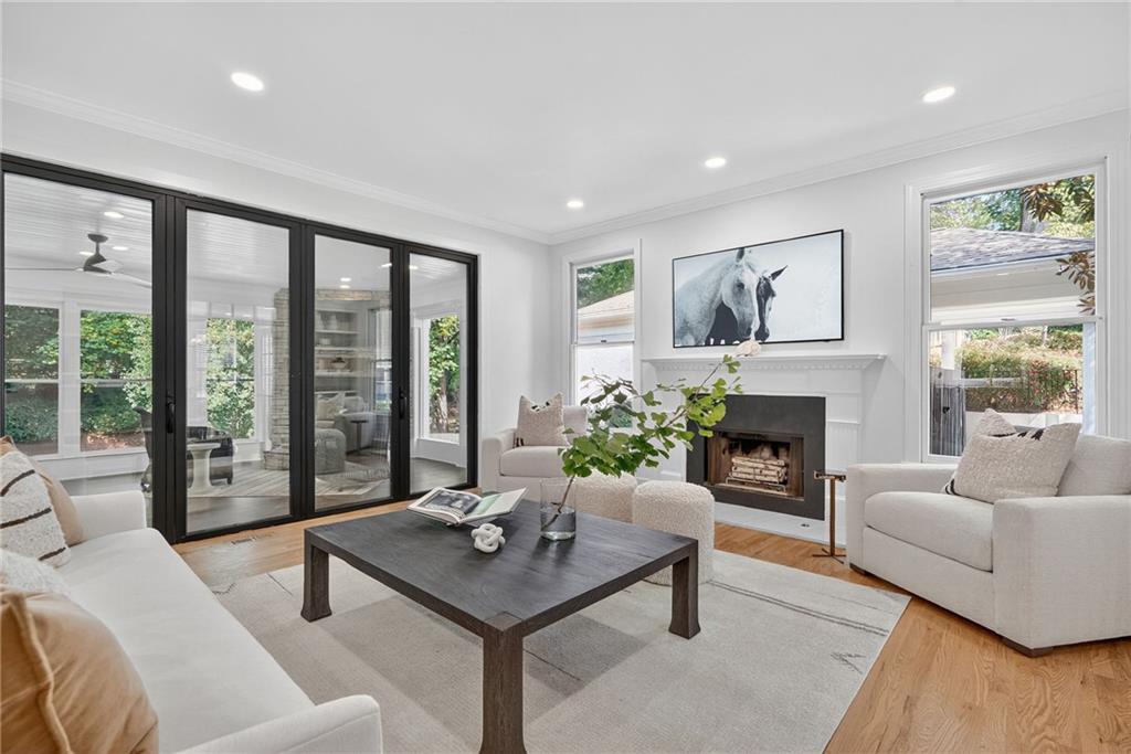 696 Greystone Park NE