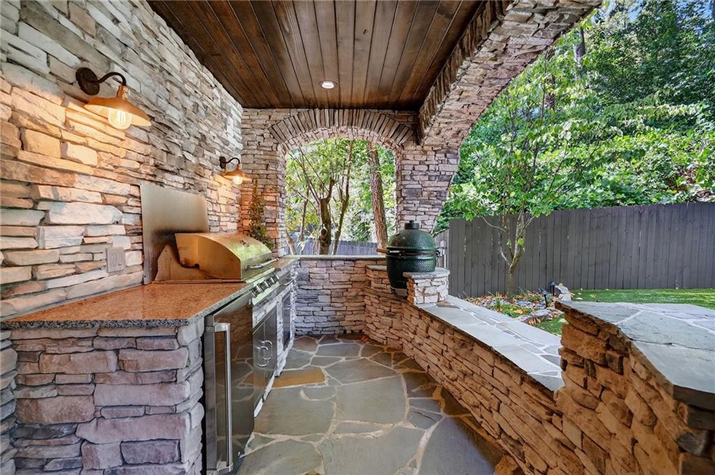 696 Greystone Park NE