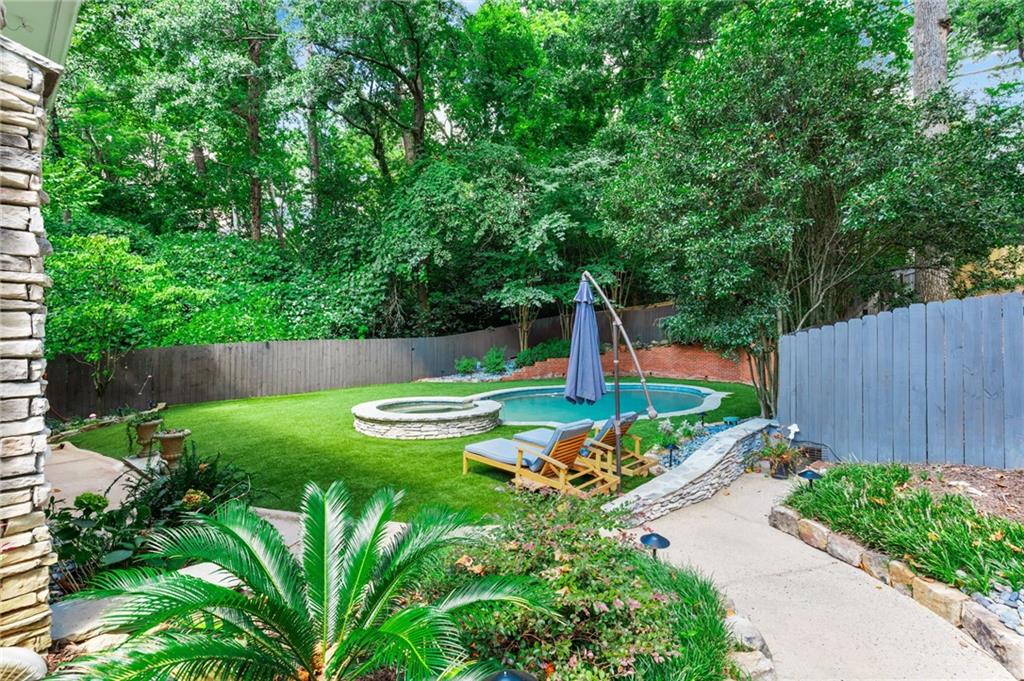 696 Greystone Park NE