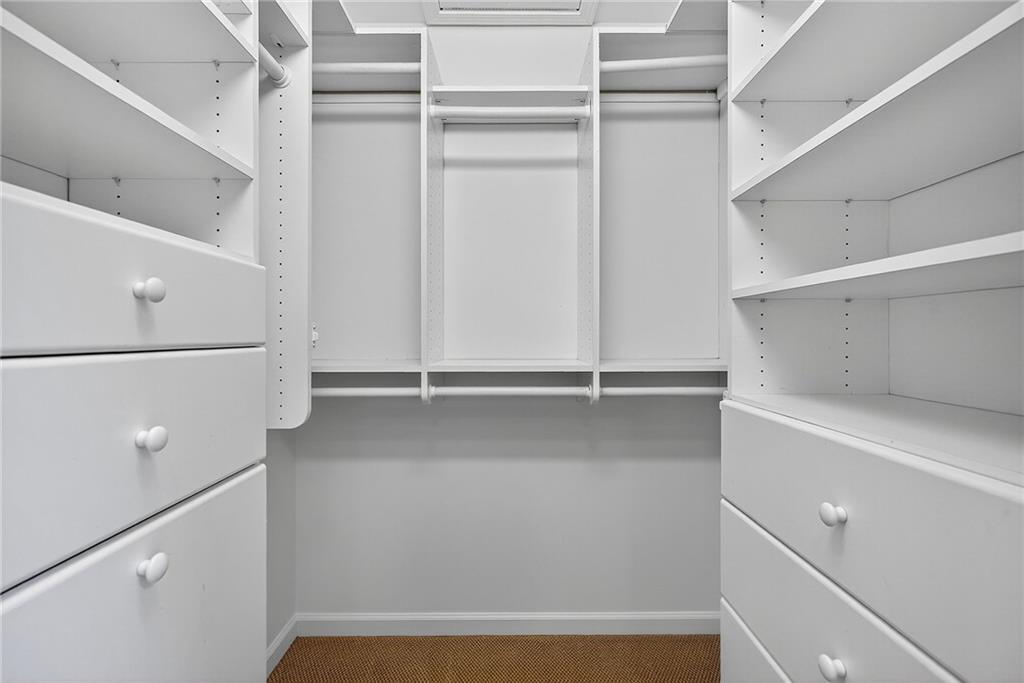 696 Greystone Park NE