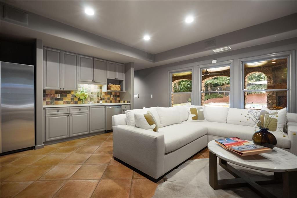 696 Greystone Park NE