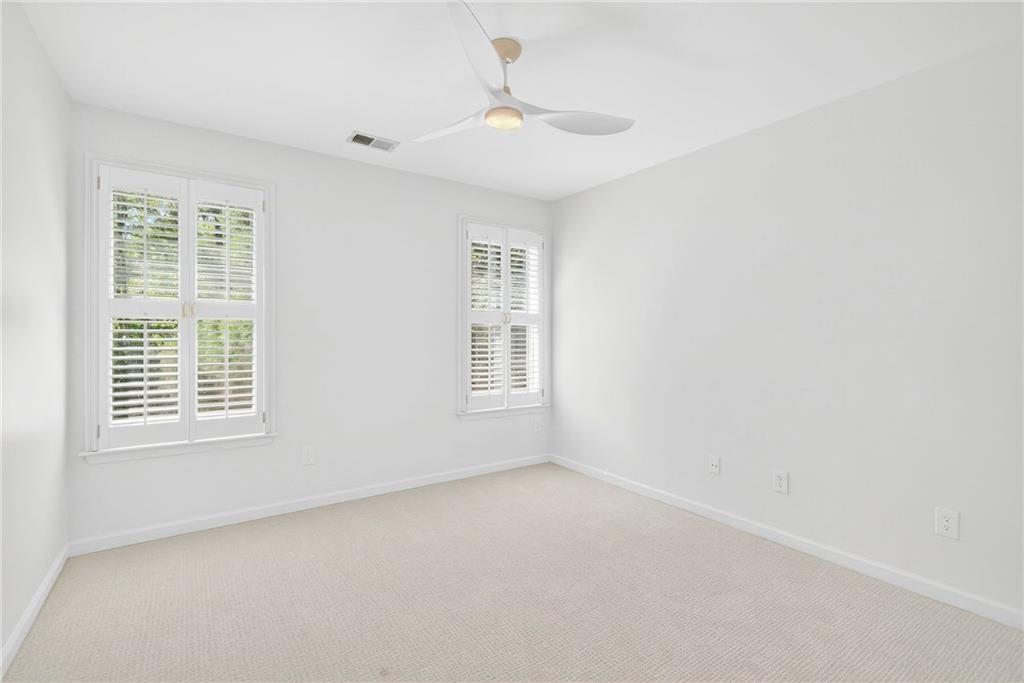 696 Greystone Park NE