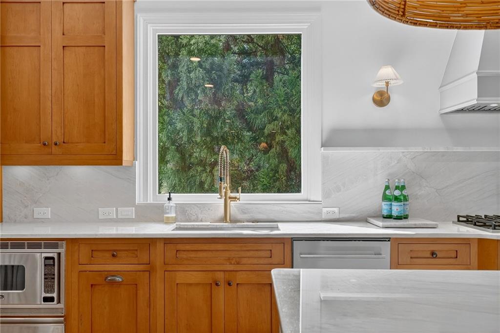 696 Greystone Park NE