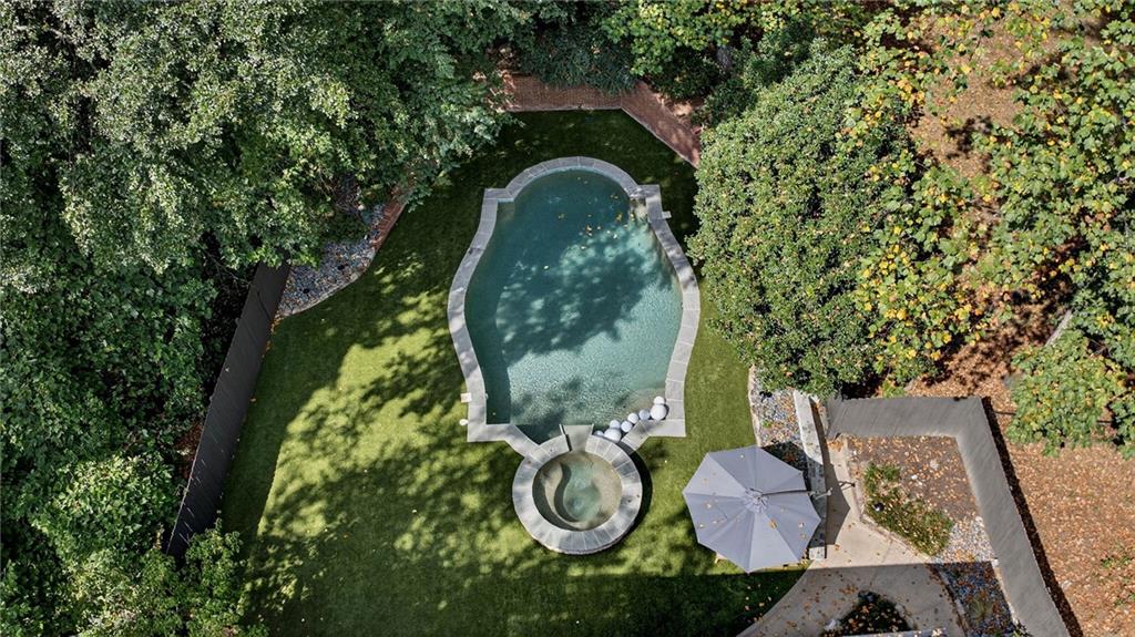 696 Greystone Park NE