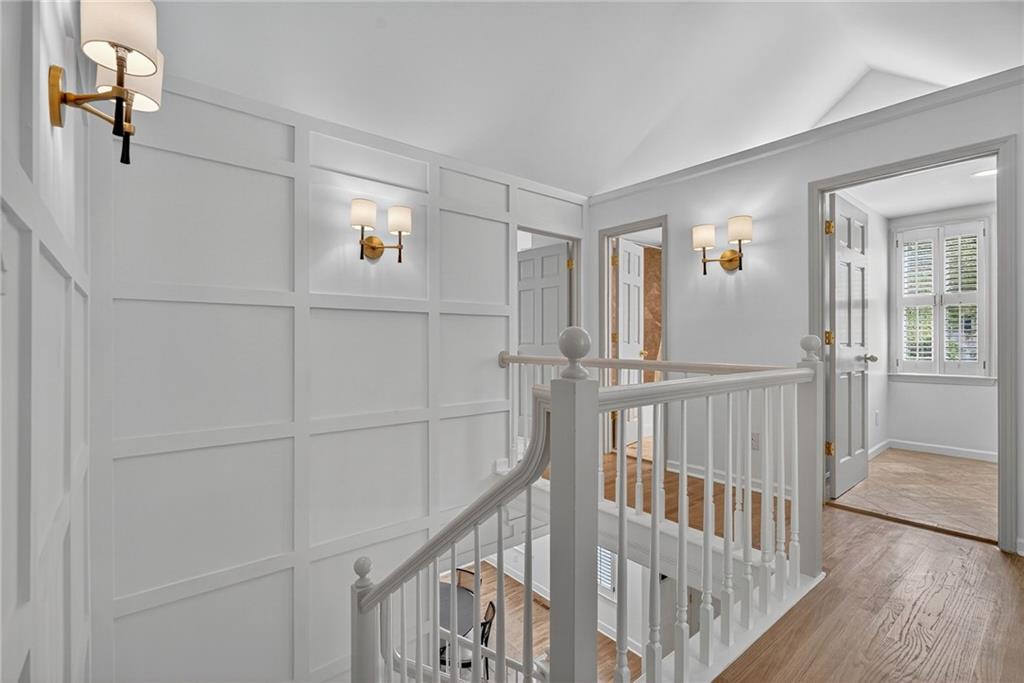 696 Greystone Park NE