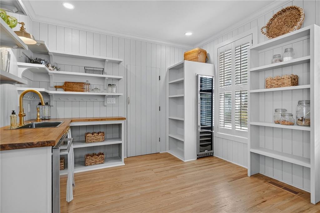 696 Greystone Park NE