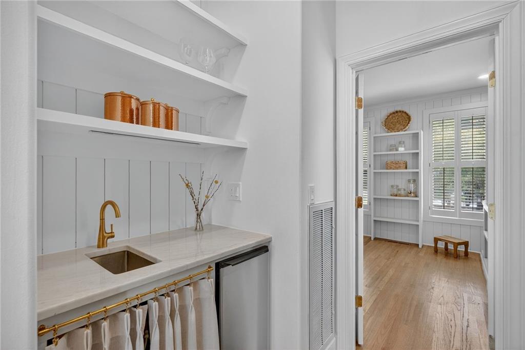 696 Greystone Park NE