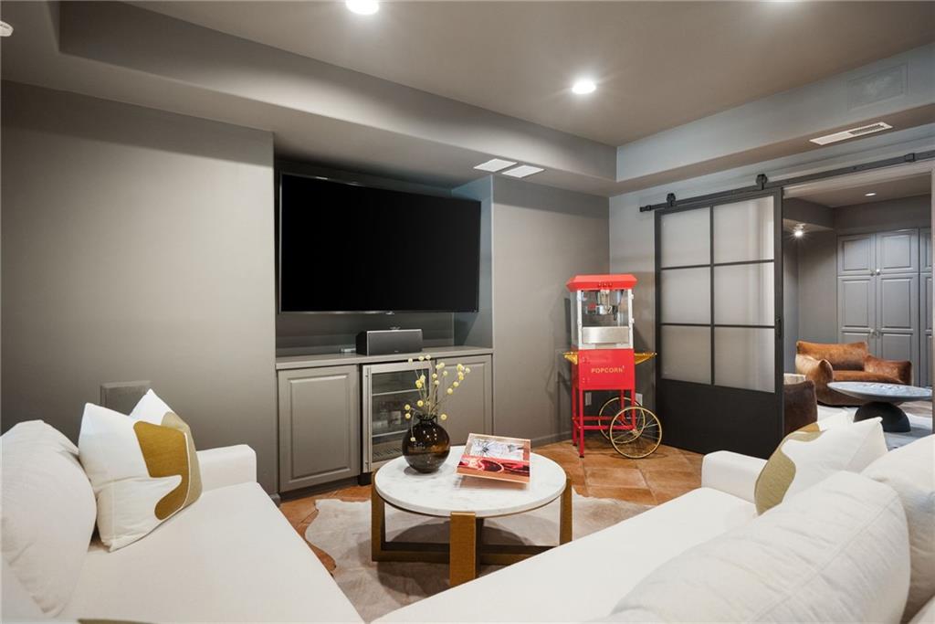 696 Greystone Park NE