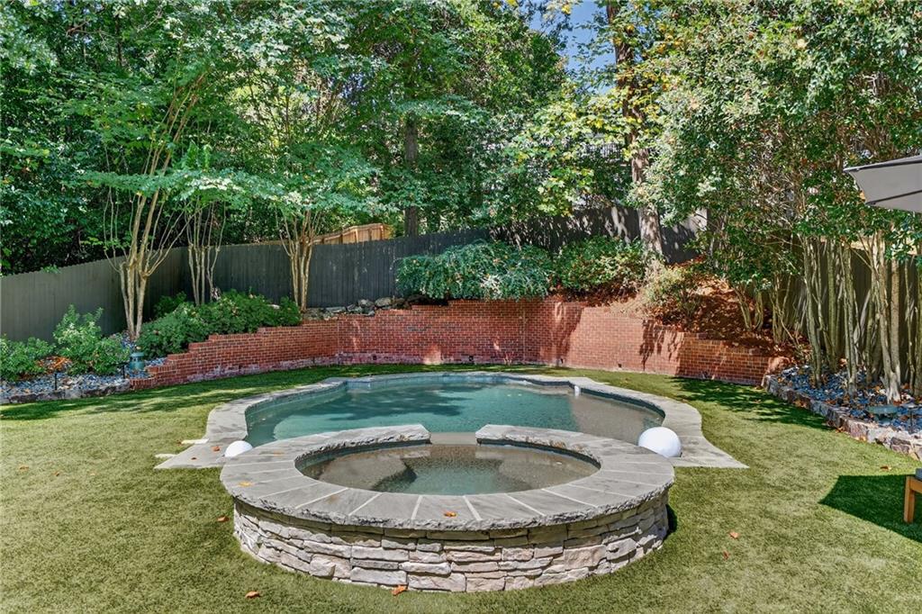 696 Greystone Park NE