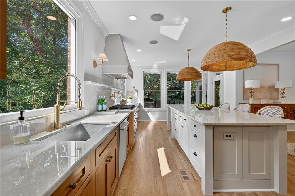 696 Greystone Park NE