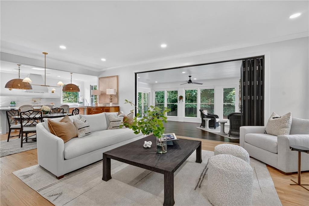 696 Greystone Park NE