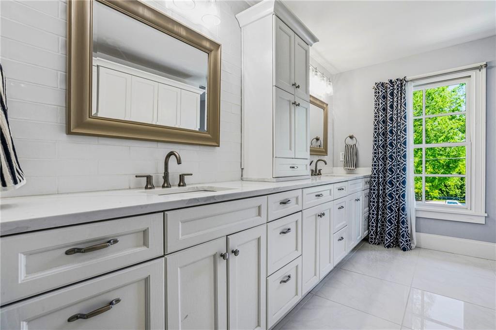 1886 N Akin Drive NE