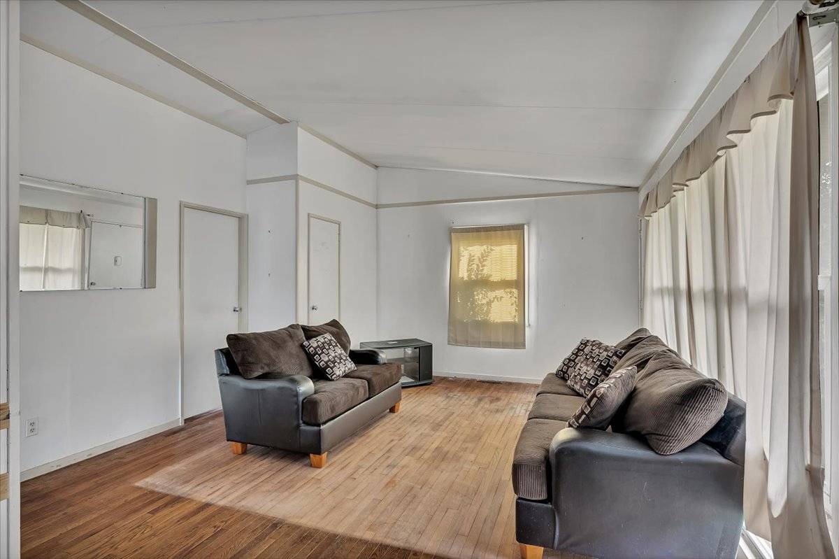 28 Sherwood Dr