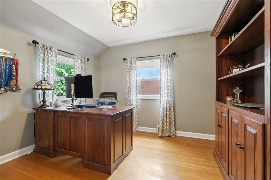 886 N Meadowcroft Ave