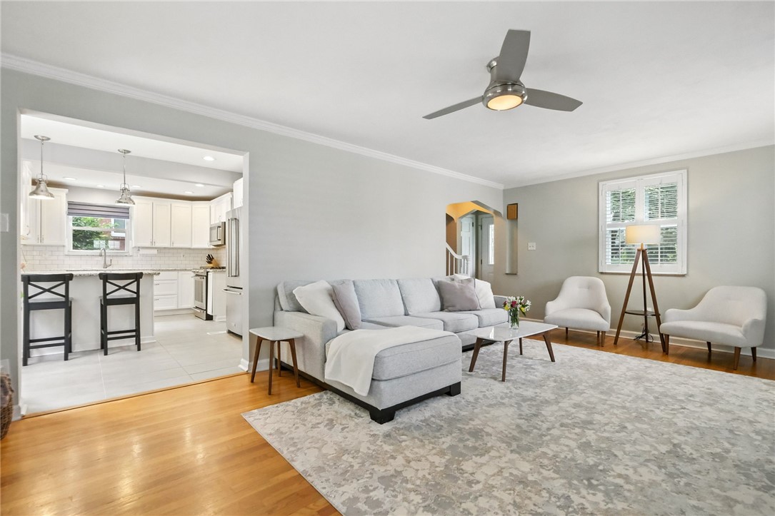 886 N Meadowcroft Ave