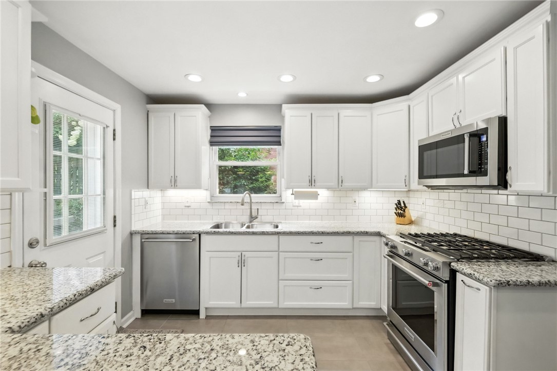 886 N Meadowcroft Ave